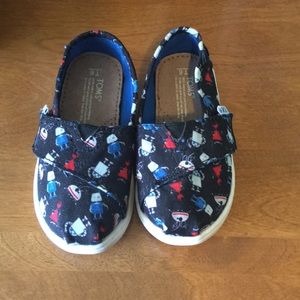 Toms toddler size 6.